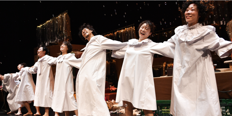 합창단이 노래 부르는 모습