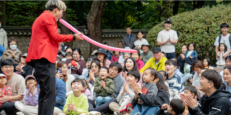 거리에서 풍선을 가지고 공연하는 모습