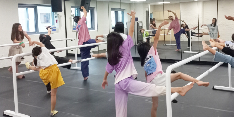 아이들이 발레를 배우고 있는 모습